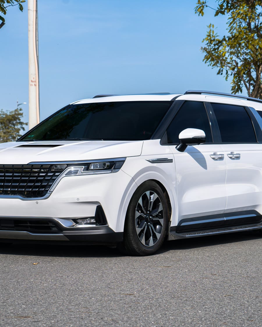 Car tinting Wangara: company people mover with tinted windows at a work site