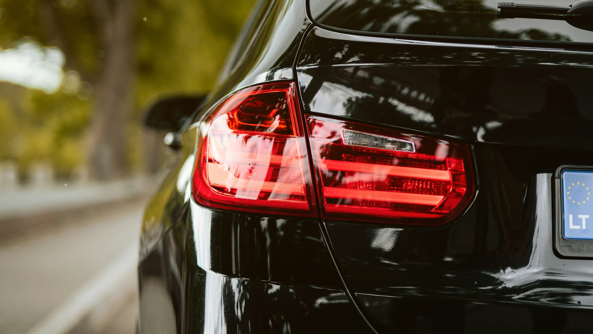 Best car tinting Perth: rear glass and taillight on a cleanly tinted car